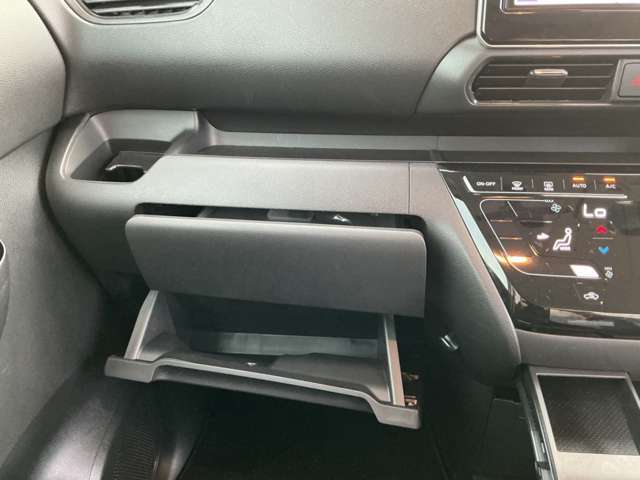 収納もバッチリ！小物が散乱しがちな車内もスッキリさせる事ができますね♪