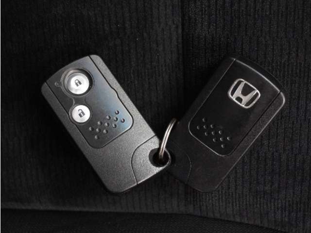 ◆スマートキー◆カギをバッグやポケットに入れたままでもドアロックの開閉ができる『スマートキー』付き！雨天や暗くなってもカギを取り出す必要がなくドアの開錠＆エンジンも始動できます