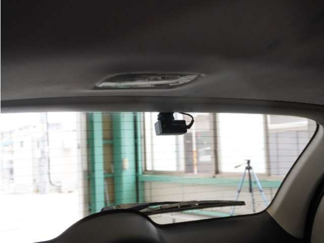 この車にはリアにもドライブレコーダーを装備しております◆映像・音声などを記録する自動車用の装置です。　もしもの事故の際の記録はもちろん、旅行の際の思い出としてドライブの映像を楽しむことができます。