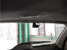 この車にはリアにもドライブレコーダーを装備しております◆映像・音声などを記録する自動車用の装置です。　もしもの事故の際の記録はもちろん、旅行の際の思い出としてドライブの映像を楽しむことができます。