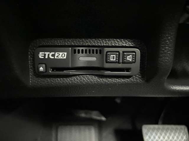 【ETC】有料道路を利用する際に料金所で停止することなく通過できる、ETC車載器（ノンストップ自動料金収受システム機器）が装備されています。セットアップを行うことで利用可能になります。