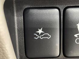 【三菱e-Assist】走行中に前方の車両等を認識し、衝突しそうな時は警報とブレーキで衝突回避と被害軽減をアシスト。より安全にドライブをお楽しみいただけます。