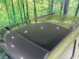 【ガラスルーフ】ガラスルーフ搭載で車内の解放感が一気にアップ！開放的なドライブをお楽しみいただけます。