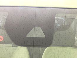 【エマージェンシーブレーキ】走行中に前方の車両等を認識し、衝突しそうな時は警報とブレーキで衝突回避と被害軽減をアシスト。より安全にドライブをお楽しみいただけます。