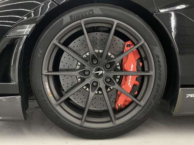 10本スポークの軽量鍛造アルミホイール、チタン製ホイールボルト、専用のピレリ「P Zero Trofeo R」タイヤを標準装備と、世界765台限定車に相応しい内容となっています。