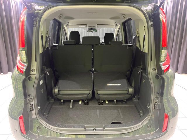 普段のお買い物や通勤、送迎等に十分な荷室スペースを確保しております。セカンドシートを倒すと、大きな荷物の積載も可能です♪