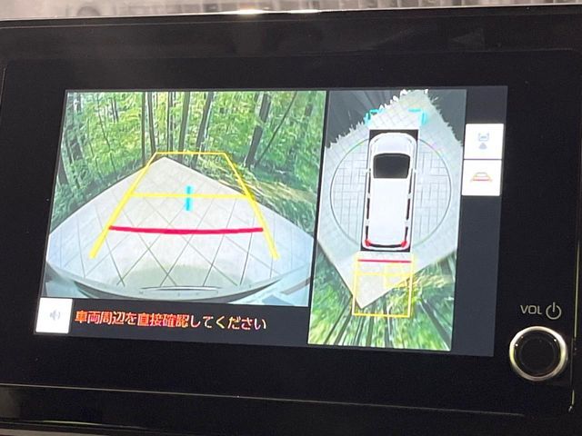 【パノラミックビューモニター】専用のカメラにより、上から見下ろしたような視点で360度クルマの周囲を確認することができます☆死角部分も確認しやすく、狭い場所での切り返しや駐車もスムーズに行えます。
