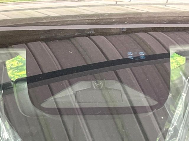 【ホンダセンシング】走行中に前方の車両等を認識し、衝突しそうな時は警報とブレーキで衝突回避と被害軽減をアシスト。より安全にドライブをお楽しみいただけます。