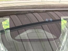 【ホンダセンシング】走行中に前方の車両等を認識し、衝突しそうな時は警報とブレーキで衝突回避と被害軽減をアシスト。より安全にドライブをお楽しみいただけます。