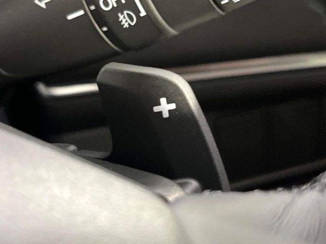 【パドルシフト】ハンドルから手を離さずに素早くシフトアップ＆ダウンができるので、エンジンブレーキを使う下り坂や高速道路の合流で加速したい場面で役立ちます。