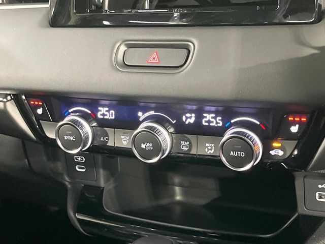 【左右独立型フルオートエアコン】運転席と助手席でそれぞれお好みの温度に設定可能。同乗者にも配慮した、快適な空調をお届け致します。