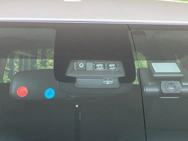 【トヨタセーフティセンス】走行中に前方の車両等を認識し、衝突しそうな時は警報とブレーキで衝突回避と被害軽減をアシスト。より安全にドライブをお楽しみいただけます。