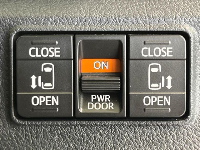 【両側パワースライドドア】スマートキーや運転席のスイッチで後席両側スライドドアの開閉が可能♪電動だから力を入れてドアを開ける必要が無く、小さなお子様でも簡単に開け閉めでき快適です♪