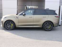 SVモデルは通常のレンジローバースポーツよりも走行モードに応じて10ミリ～25ミリ低くなっております。