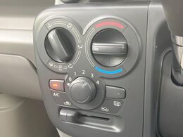 寒い冬も暑い夏も全席に快適な空調を届けてくれる、ダイヤル式エアコンを装備♪