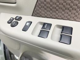 【電動格納ミラー】サイドミラーは電動格納式となっており、狭い駐車場でもキズがつくリスクを抑えられます。