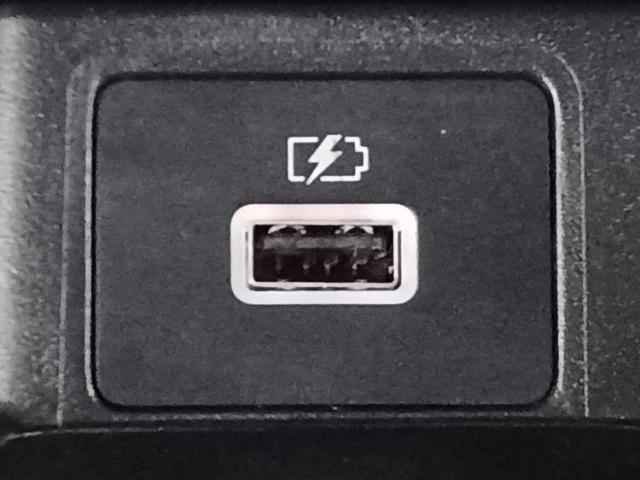 WECARSの展示場では実際に見て、触ってお車をお選びいただけます！知識の豊富な営業スタッフが様々なカーライフをご提案いたします！