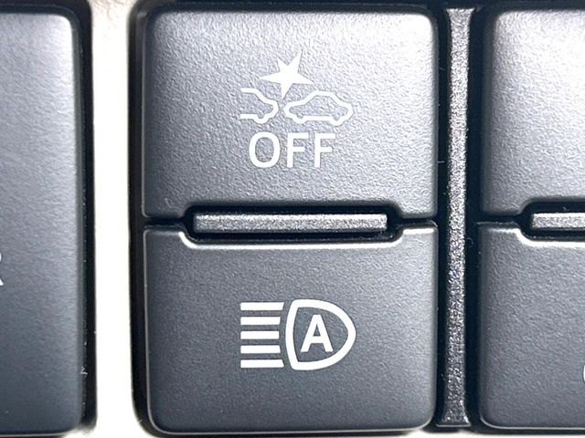 【スマートアシスト】走行中に前方の車両等を認識し、衝突しそうな時は警報とブレーキで衝突回避と被害軽減をアシスト。より安全にドライブをお楽しみいただけます。