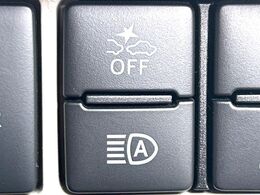 【スマートアシスト】走行中に前方の車両等を認識し、衝突しそうな時は警報とブレーキで衝突回避と被害軽減をアシスト。より安全にドライブをお楽しみいただけます。