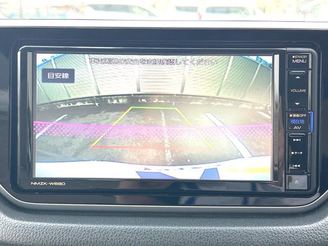 【バックカメラ】駐車時に後方がリアルタイム映像で確認できます。大型商業施設や立体駐車場での駐車時や、夜間のバック時に大活躍！運転スキルに関わらず、今や必須となった装備のひとつです！