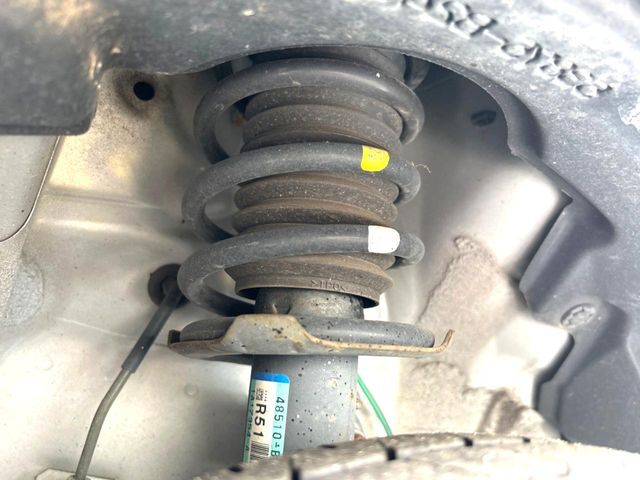 お車を安心してお乗りいただく為には、足回りの定期点検が欠かせません。サービスサポート（有償保証）では無料点検もご提供しており、安心のカーライフをお過ごしいただけるサポート体制が整っています。