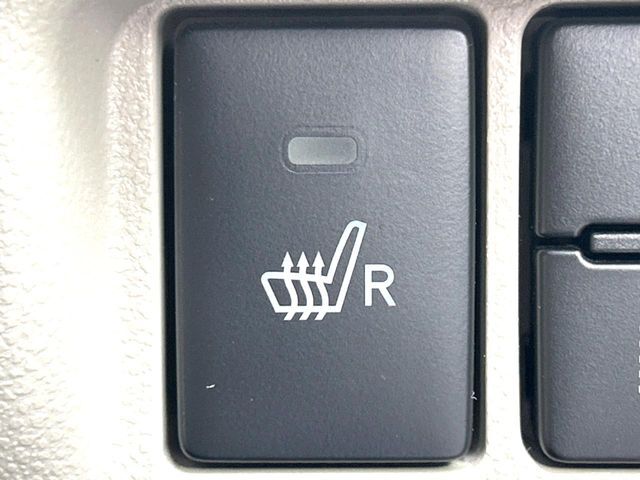 【シートヒーター】寒い日に重宝するシートヒーター！エアコンより早く温まってくれるので寒がりの人も安心ですね♪エアコンの温風は乾燥するから苦手、という方にもをおすすめです。