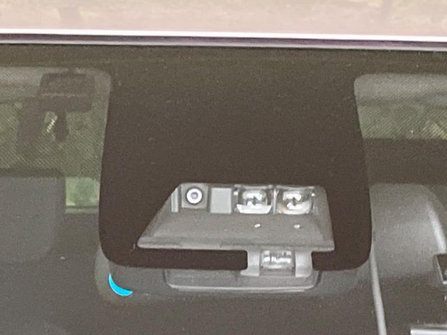 【プリクラッシュセーフティ】前方の車両等を検知し、衝突しそうな時は警報で注意を促し、ブレーキを踏む力をサポート。ブレーキを踏めなかった場合は衝突被害軽減ブレーキが作動、衝突回避をサポートします。