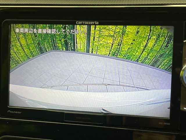 【バックカメラ】駐車時に後方がリアルタイム映像で確認できます。大型商業施設や立体駐車場での駐車時や、夜間のバック時に大活躍！運転スキルに関わらず、今や必須となった装備のひとつです！