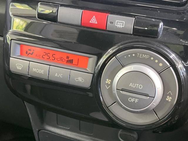 【オートエアコン】一度お好みの温度に設定すれば、車内の温度を検知し風量や温度を自動で調整。暑い…寒い…と何度もスイッチ操作をする必要はありません。快適な車内空間には必須の機能ですね♪