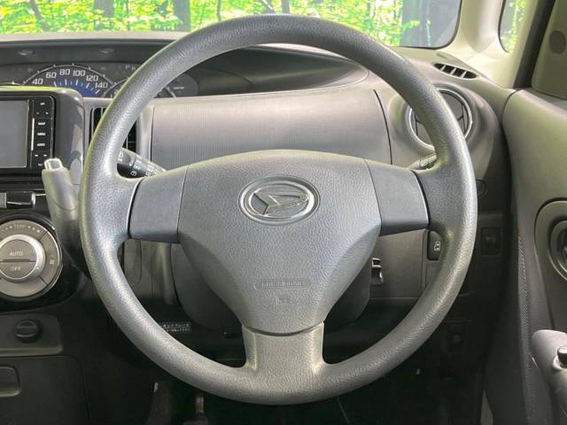 インテリアに合わせたデザインのステアリングは、運転される方のことも考え、運転しやすい形状、大きさです。是非一度、実際に触ってお確かめください。