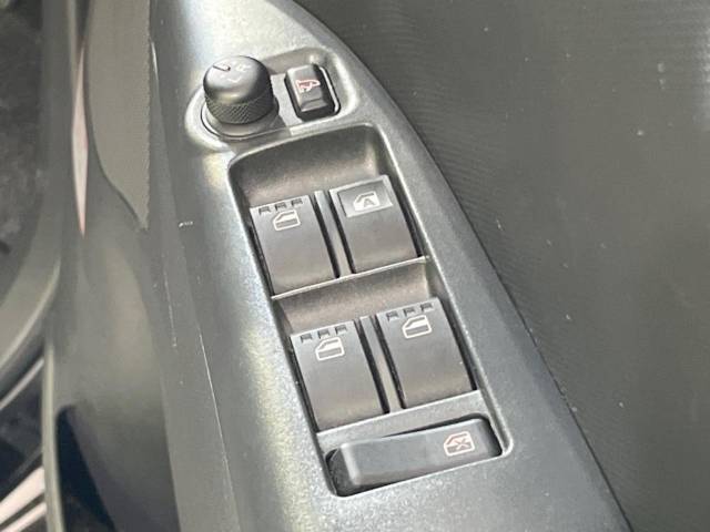 【電動格納ミラー】サイドミラーは電動格納式となっており、狭い駐車場でもキズがつくリスクを抑えられます。