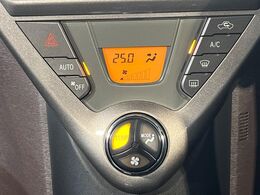【オートエアコン】一度お好みの温度に設定すれば、車内の温度を検知し風量や温度を自動で調整。暑い…寒い…と何度もスイッチ操作をする必要はありません。快適な車内空間には必須の機能ですね♪