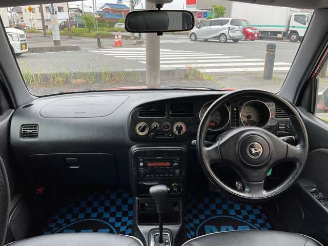 内装は黒基調のスポーティなインテリア！
