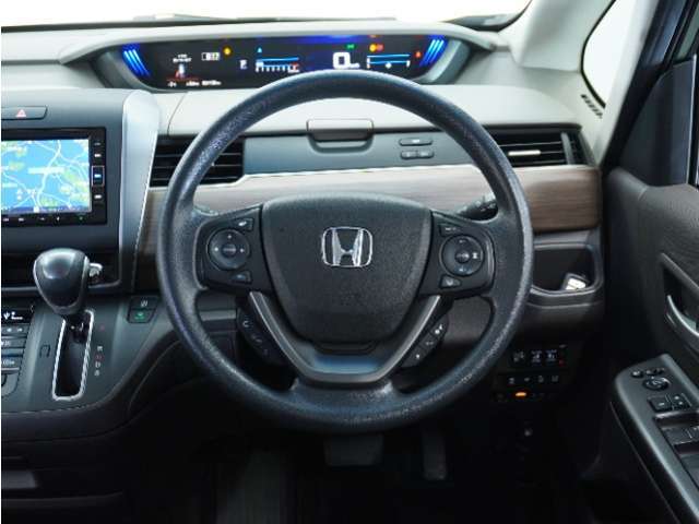 【Honda SENSING】 カメラ等装置で精度の高い検知能力を発揮、安全運転を支援します。ステアリング上のコントローラーに注目！