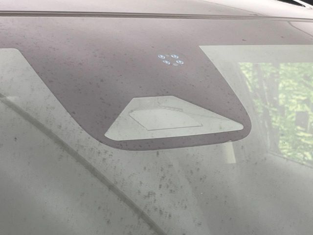 【ホンダセンシング】走行中に前方の車両等を認識し、衝突しそうな時は警報とブレーキで衝突回避と被害軽減をアシスト。より安全にドライブをお楽しみいただけます。