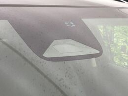【ホンダセンシング】走行中に前方の車両等を認識し、衝突しそうな時は警報とブレーキで衝突回避と被害軽減をアシスト。より安全にドライブをお楽しみいただけます。