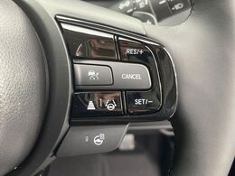 【アダプティブクルーズコントロール】高速道路での長距離走行が楽に！！自動で速度を保つクルーズコントロールが、衝突軽減システムと連携し、前方の車両を感知して車間を保つように速度調節してくれます！！