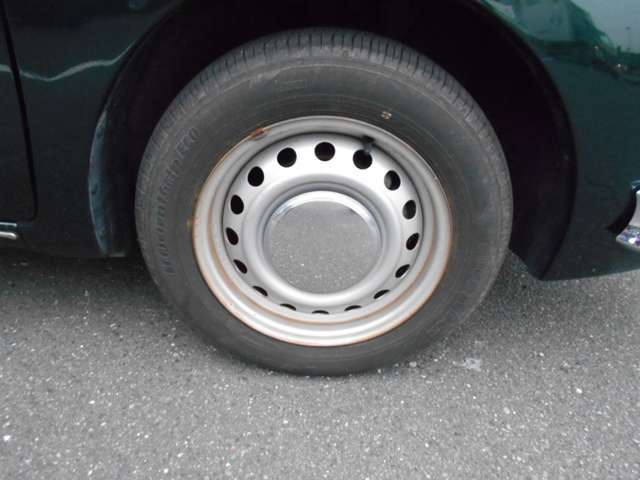 純正ホイールキャップ装着車です。