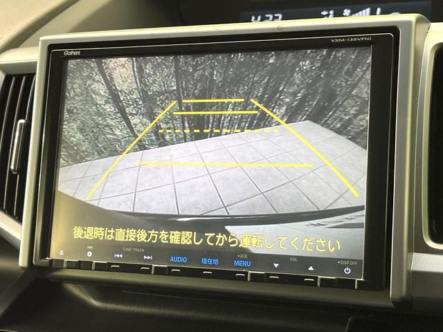 【バックカメラ】駐車時に後方がリアルタイム映像で確認できます。大型商業施設や立体駐車場での駐車時や、夜間のバック時に大活躍！運転スキルに関わらず、今や必須となった装備のひとつです！