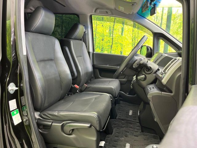 運転席シート廻りは使用感も少なく、良好な状態となっています。前オーナー様が丁寧に使っていたことがよくわかりますね。