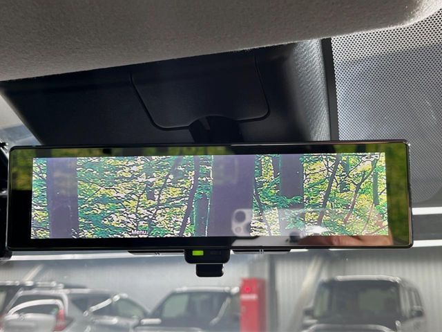 【インテリジェントルームミラー】後席の大きな荷物や同乗者で後方が確認しづらい時でも安心！カメラが撮影した車両後方の映像をルームミラー内に表示。クリアな視界で状況の確認が可能です！