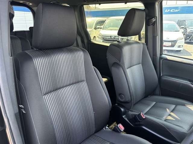 メーカ運転席シート廻りは使用感も少なく、良好な状態となっています。丁寧に使われていたことがよくわかりますね。