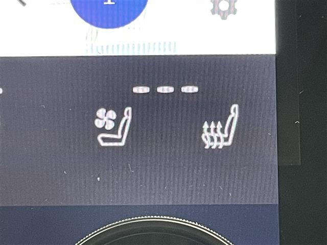 【シートヒーター】シートを温めてくれる暖房機器です！長時間座っていると負担が掛かりやすい背中や腰、または冬場などの寒い日に冷えやすい脚部に快適なぬくもりを伝えます。