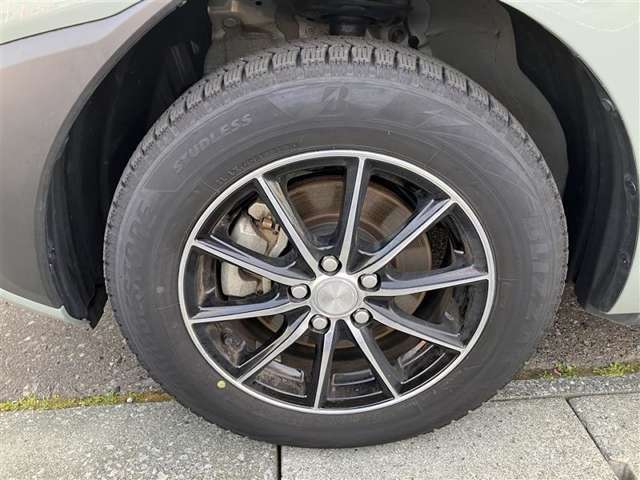 社外アルミ付き。タイヤサイズは185/65R15、現在は冬タイヤ装着で残り溝は約4ミリです