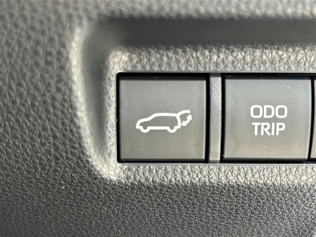 【電動リアゲート】荷物を抱えた状態でもリアゲートの開閉が可能です。お買い物時やアウトドアの際に役立ちますね。
