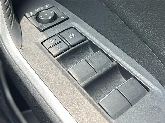 【電動格納ミラー】ドライバーの目線に合わせ、ミラーの上下左右調整が可能です。