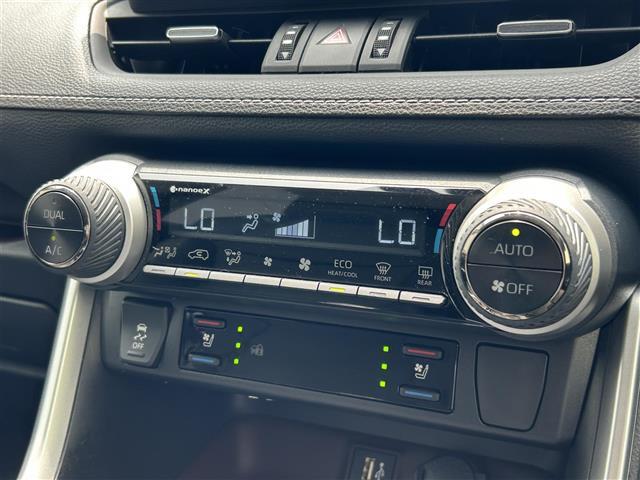 【オートエアコン】車内温度を感知して自動で温度調整をしてくれるのでいつでも快適な車内空間を創り上げます。