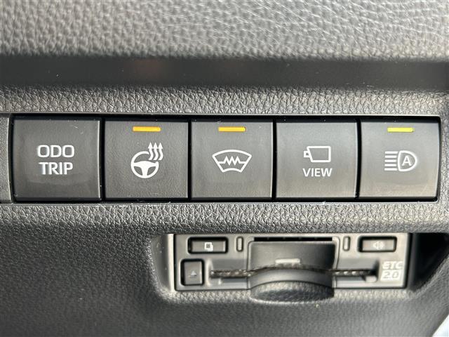 【ステアリングヒーター】冬場の寒い日に手がかじかんで運転が危険にさらされることもこれがあれば安心です。ハンドルがじわっと暖かくなります。