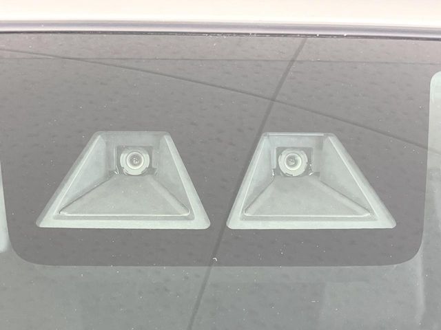【スマートアシスト】走行中に前方の車両等を認識し、衝突しそうな時は警報とブレーキで衝突回避と被害軽減をアシスト。より安全にドライブをお楽しみいただけます。
