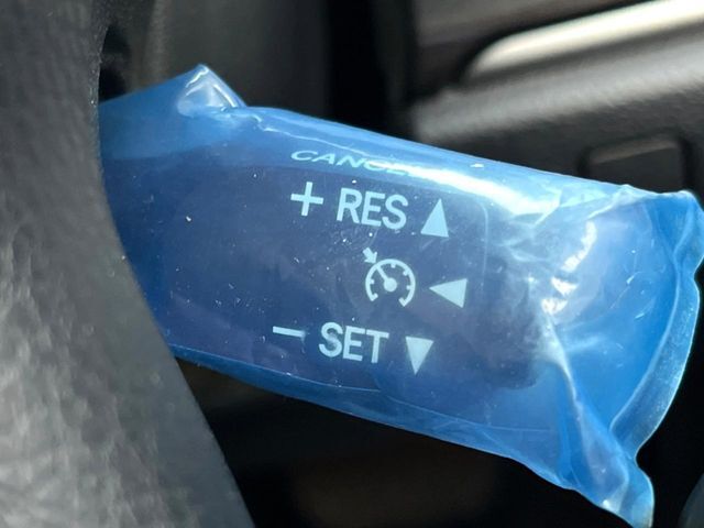 【クルーズコントロール】高速道路もラクラク走行。アクセルを離しても一定速度で走行ができ、長距離運転時の負担を軽減！加速・減速も簡単なスイッチ操作で調整できます。